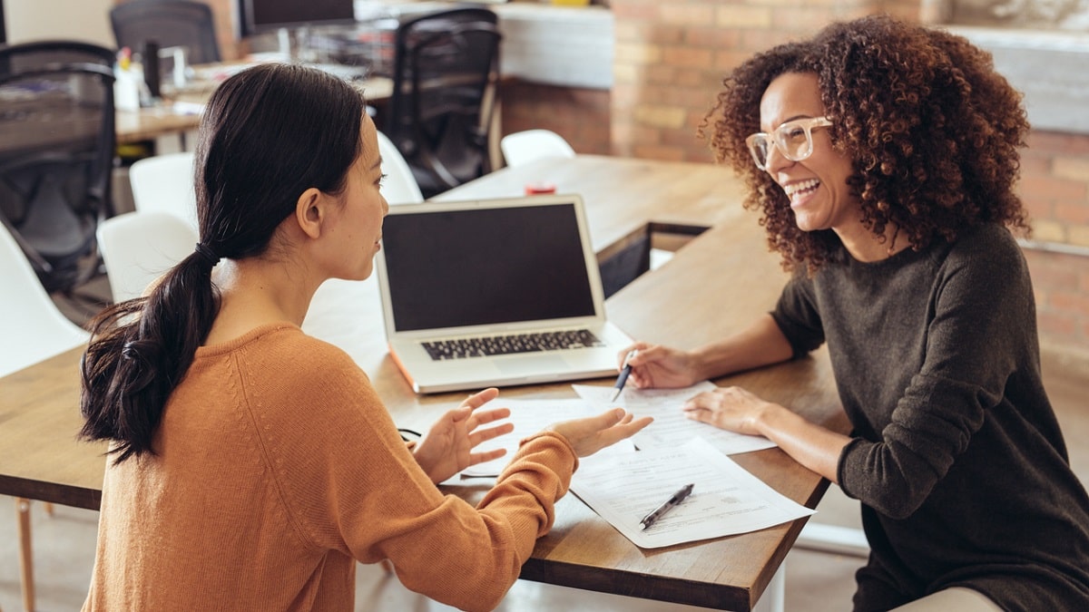 female mentor advising studetnt